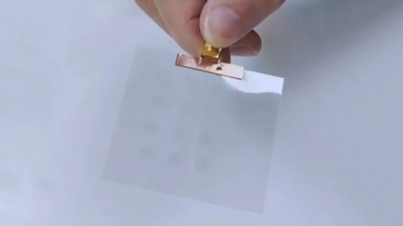 Micron's copper metal mesh transparent antenna